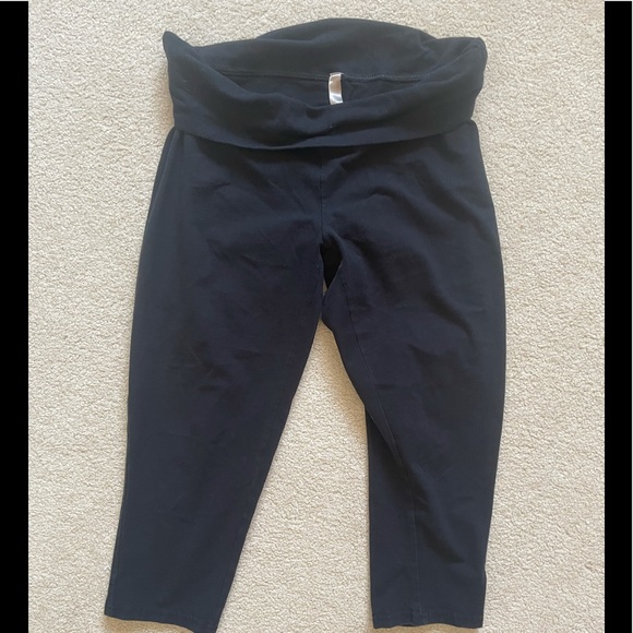 ๐ฐ 4/$25 Maternity capri leggings - Picture 2 of 3